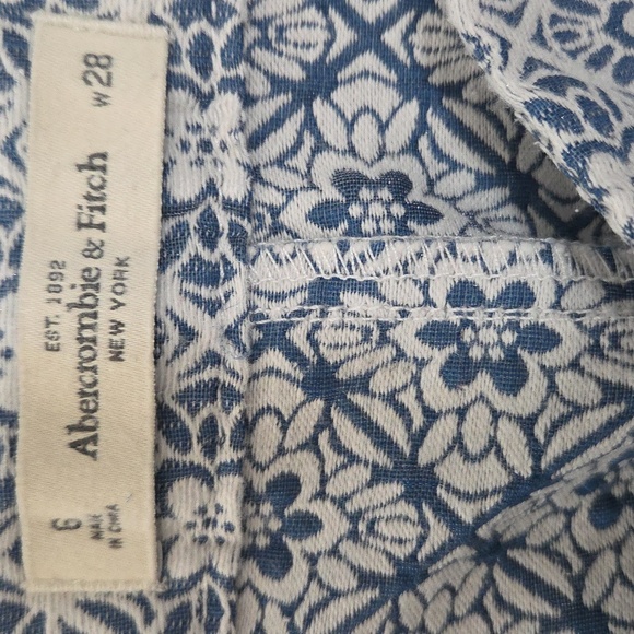 Abercrombie & Fitch | Blue & White Tapestry Floral Side Zip Micro Shorts Size 6 - Picture 5 of 5